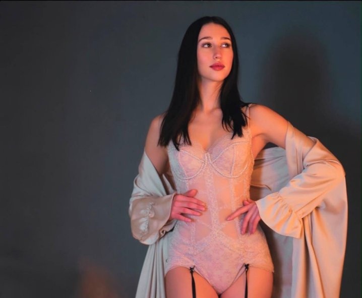 Julia - Photo 1