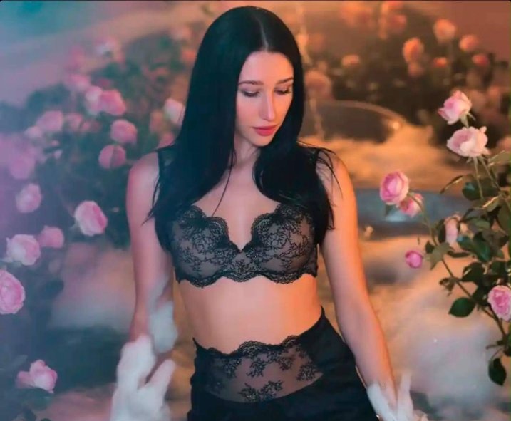 Julia - Photo 3